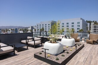 Skylar At Sunset in Los Angeles, CA - Foto de edificio - Building Photo
