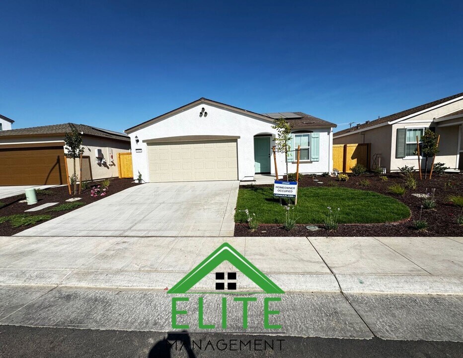 7425 Stellar Wy in Sacramento, CA - Building Photo