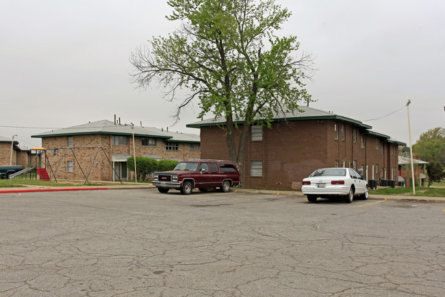 Grand Boulevard Townhomes in Oklahoma City, OK - Building Photo - Building Photo