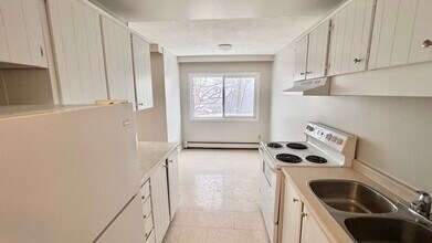 8 Birkshire Ct in Kitchener, ON - Building Photo - Building Photo