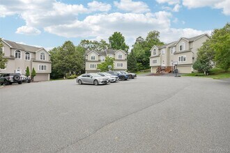 4 Cliffside Ct in Woodbury, NY - Building Photo - Building Photo
