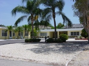 513 Manatee Ct in Venice, FL - Foto de edificio - Building Photo