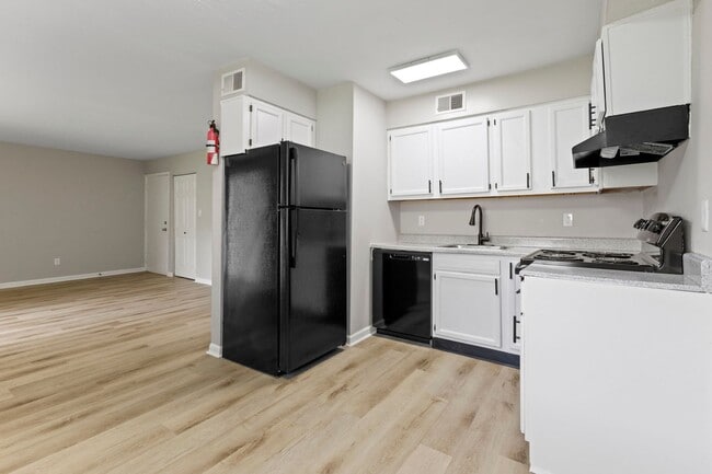 The Hills Apartment Homes in Indianapolis, IN - Foto de edificio - Building Photo