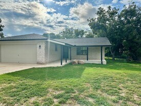 135 Stephanie Dr in Kerrville, TX - Building Photo