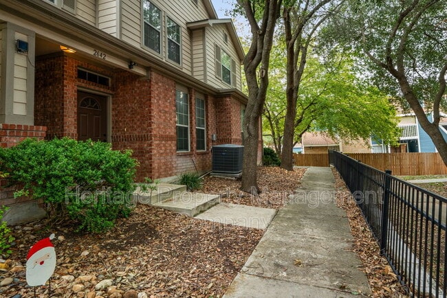 2642 Grayson Way in San Antonio, TX - Foto de edificio - Building Photo