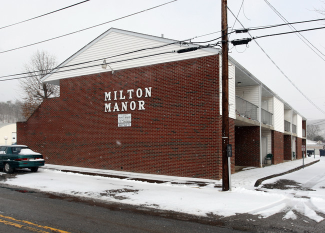 Milton Manor in Milton, WV - Foto de edificio - Building Photo