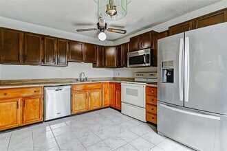501 N 11th St in La Porte, TX - Building Photo - Building Photo