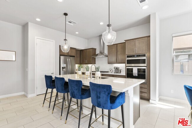 551 Daniel Freeman Cir in Inglewood, CA - Building Photo - Building Photo