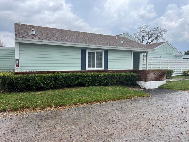 13760 SW 147th Cir Ln in Miami, FL - Building Photo - Building Photo