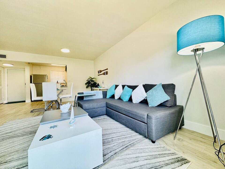 3626 NE 168th St in North Miami Beach, FL - Building Photo