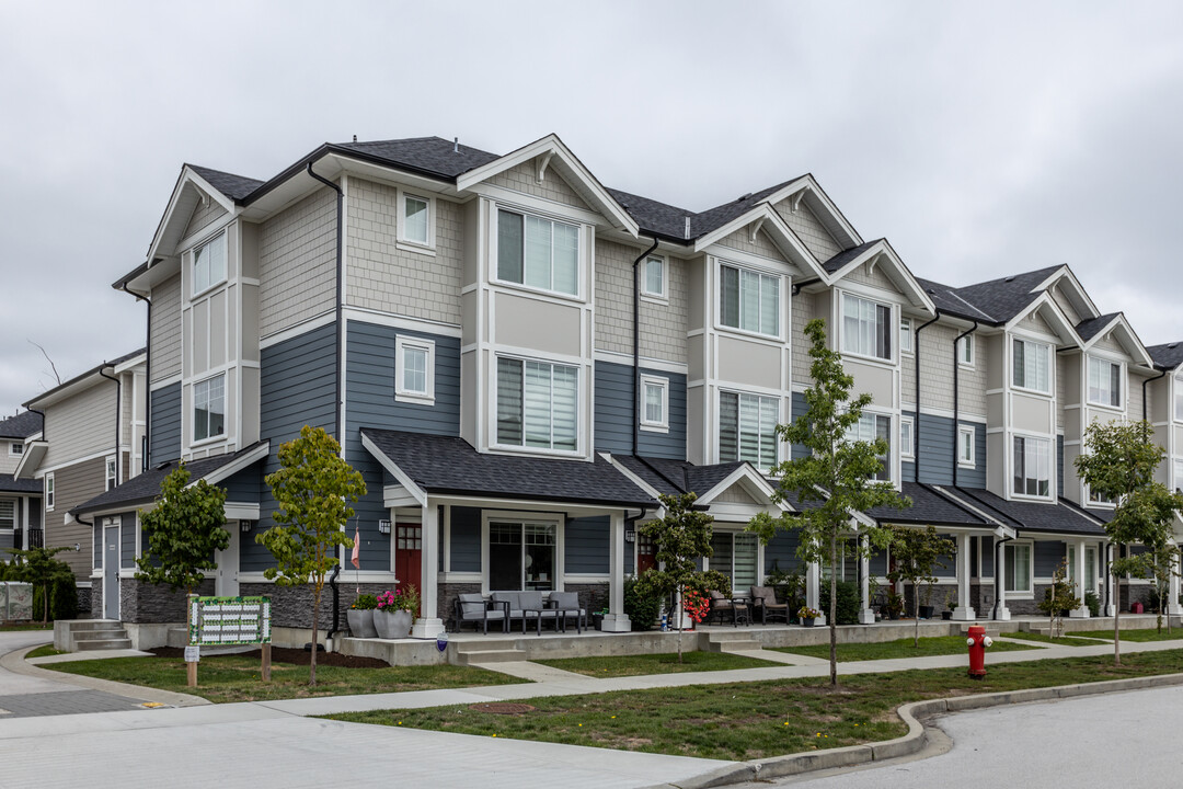 19483 74 Av in Surrey, BC - Building Photo