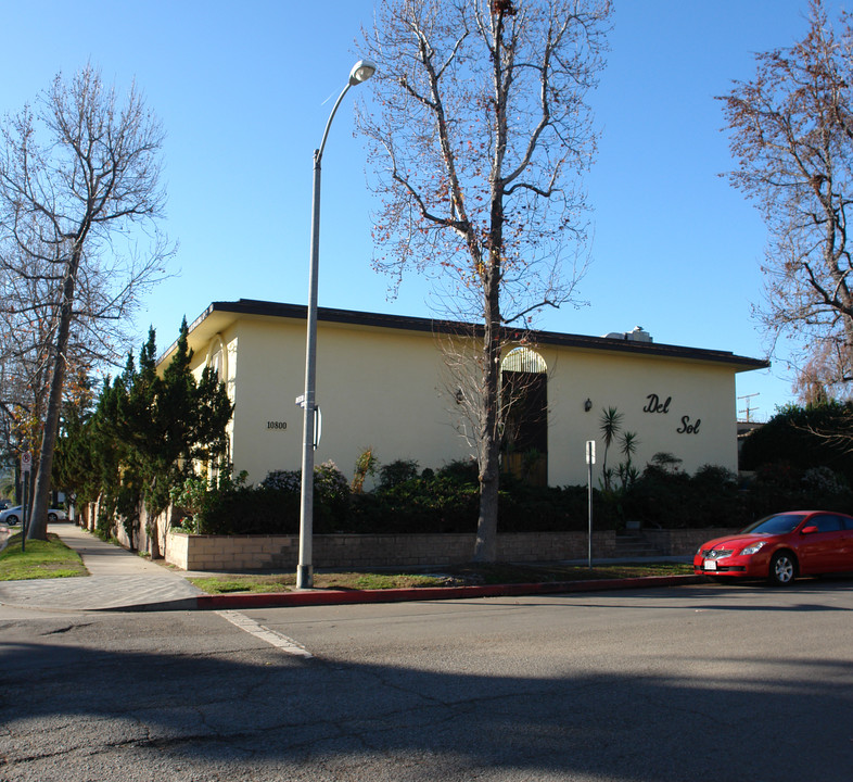 10800 Hesby St in North Hollywood, CA - Building Photo