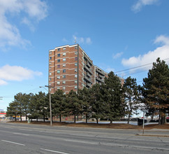 1385 Midland Ave in Toronto, ON - Building Photo - Building Photo