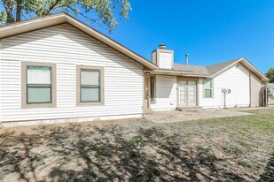 2006 Twisted Oak Cir in Norman, OK - Building Photo