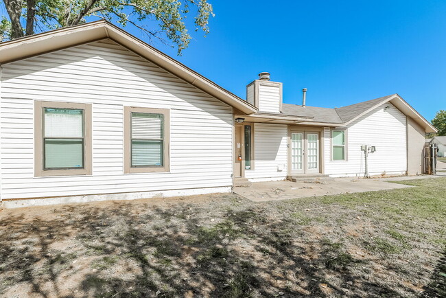 property at 2006 Twisted Oak Cir
