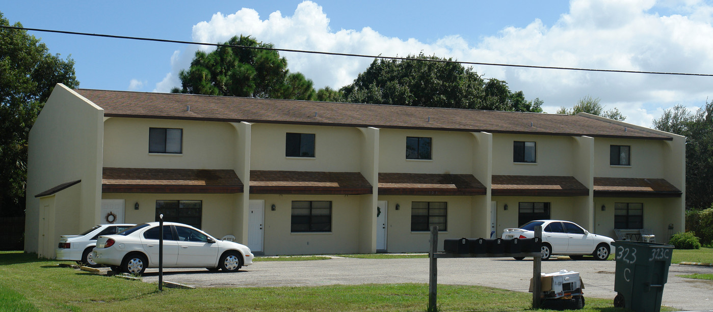 323 SE 24th Ave in Cape Coral, FL - Foto de edificio