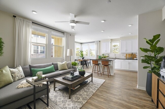 Lincoln Village Apartment Homes in Riverside, CA - Foto de edificio - Building Photo