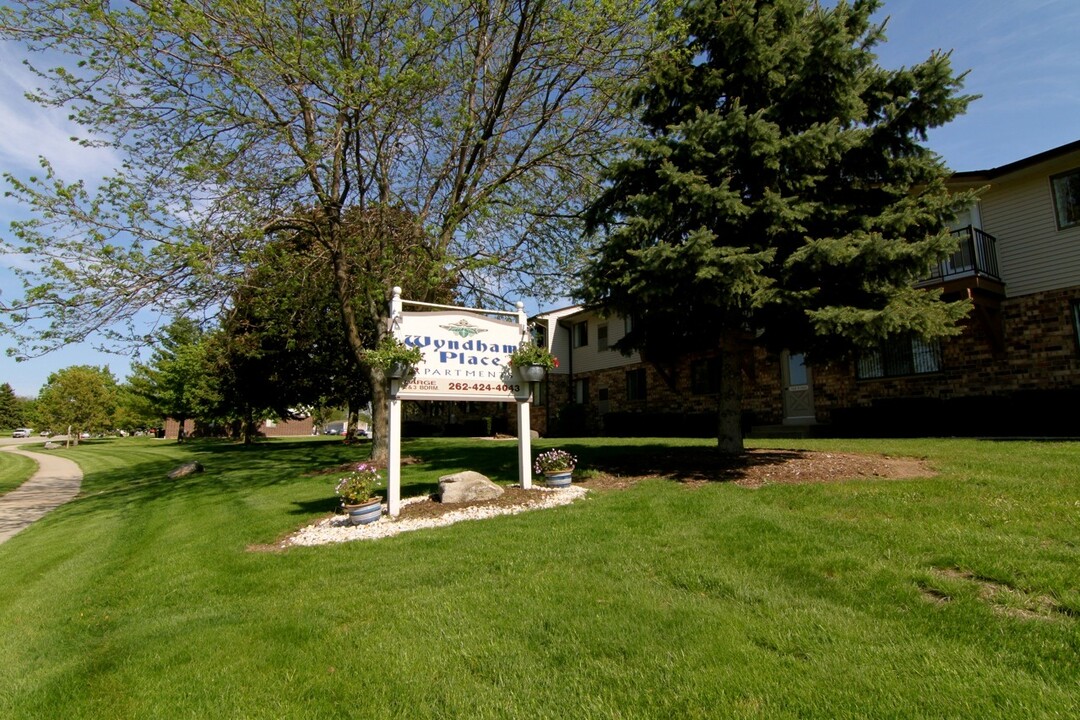 Wyndham Place in Germantown, WI - Foto de edificio