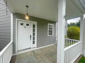 28 Home Pl in Greenwich, CT - Building Photo