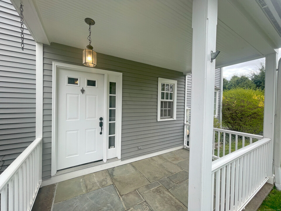 28 Home Pl in Greenwich, CT - Foto de edificio