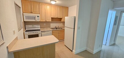 110 SE 2nd St in Hallandale Beach, FL - Building Photo - Building Photo