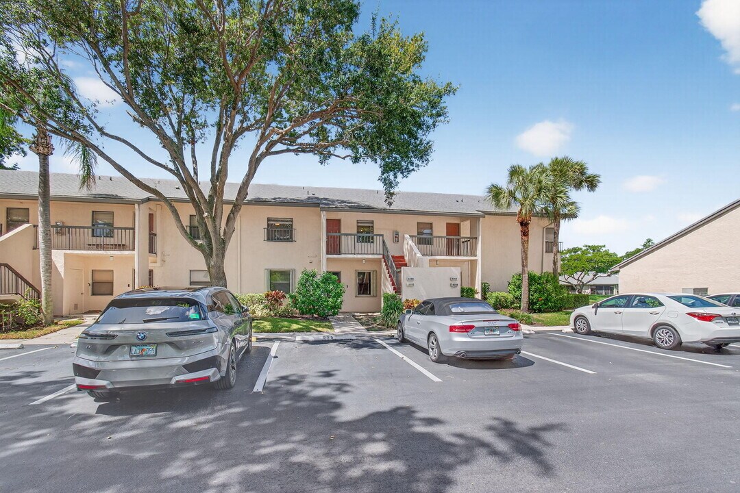 8364 Boca Glades Blvd E in Boca Raton, FL - Foto de edificio