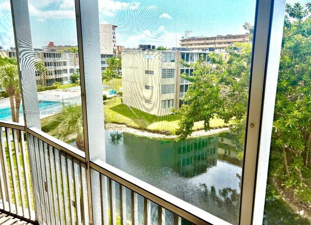 1660 NE 191st St in Miami, FL - Building Photo