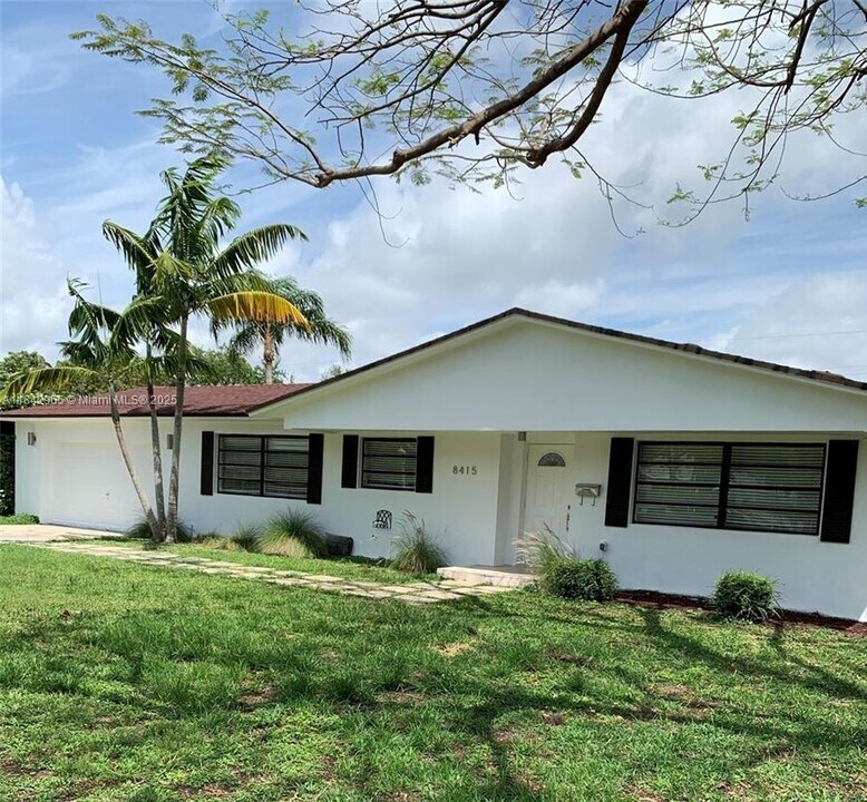 8415 SW 144th St in Palmetto Bay, FL - Building Photo