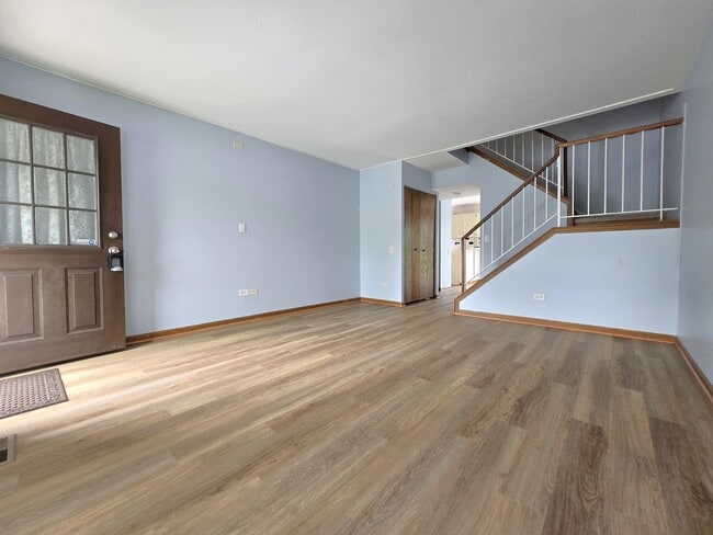 8 E Shag Bark Ln in Streamwood, IL - Building Photo - Building Photo