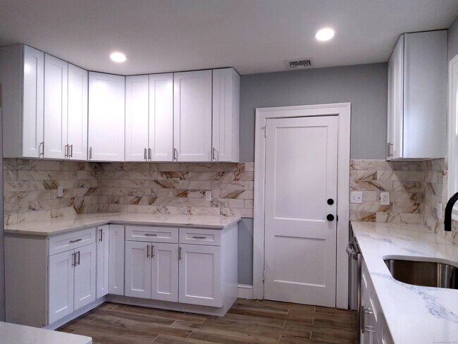 92 Woodlawn St-Unit -2nd floor in West Hartford, CT - Building Photo - Building Photo
