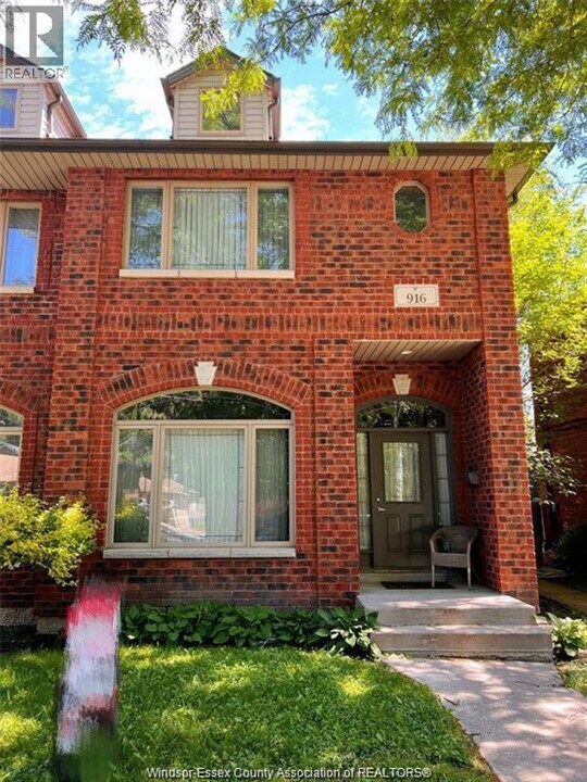916 Monmouth Rd in Windsor, ON - Foto de edificio