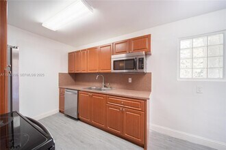 435 SW 33rd Ave in Miami, FL - Building Photo - Building Photo