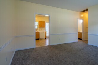 Sugar Creek Apartments in New Palestine, IN - Foto de edificio - Building Photo