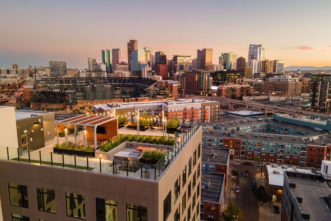 Windsor 3000 Huron in Denver, CO - Building Photo