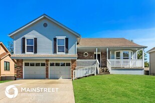 609 NE Bristol Dr in Lee's Summit, MO - Building Photo