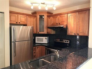 7061 SW 41st Pl in Davie, FL - Building Photo - Building Photo