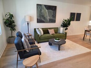 2524 Chamomile Ln in Carlsbad, CA - Foto de edificio - Building Photo