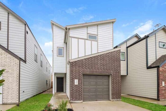 15208 Estrella Rd E in Houston, TX - Building Photo - Building Photo