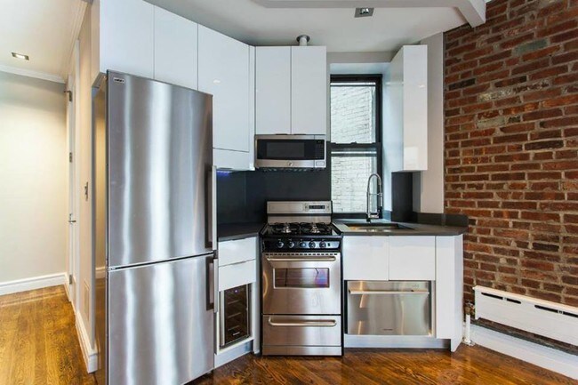 250 Mott St-Unit -20 in New York, NY - Building Photo - Building Photo
