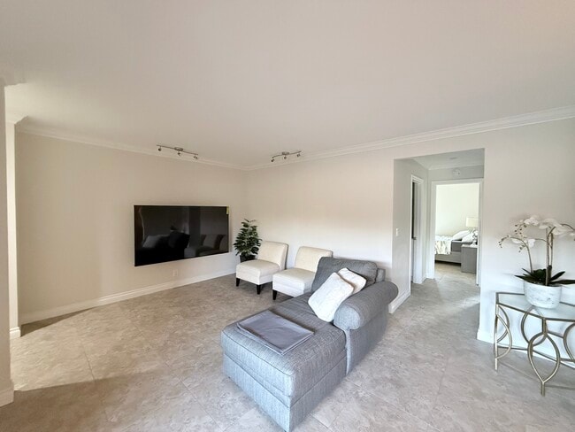 408 E Civic Center Dr, Unit 302 in Santa Ana, CA - Building Photo - Building Photo