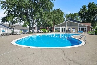 Whitcomb Terrace Apartments in Merrillville, IN - Foto de edificio - Building Photo