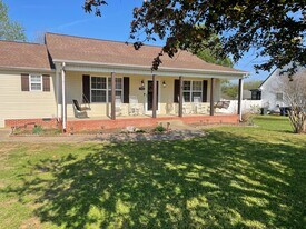 1924 Farmington Ct in Columbia, TN - Building Photo