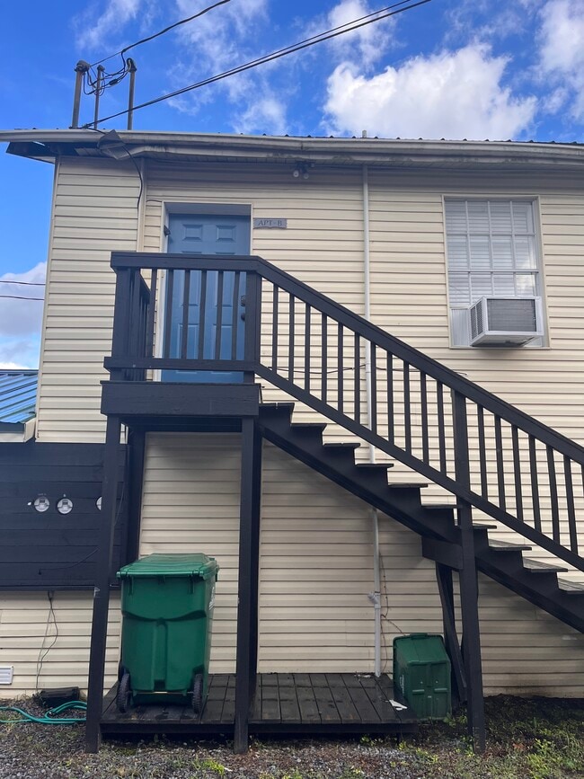 710 W Canal St, Unit Apt B in Picayune, MS - Foto de edificio - Building Photo