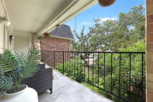 property at 1601 S Shepherd Dr