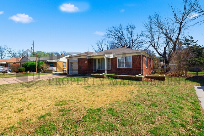 2242 S Ridgewood Dr in Wichita, KS - Building Photo - Building Photo