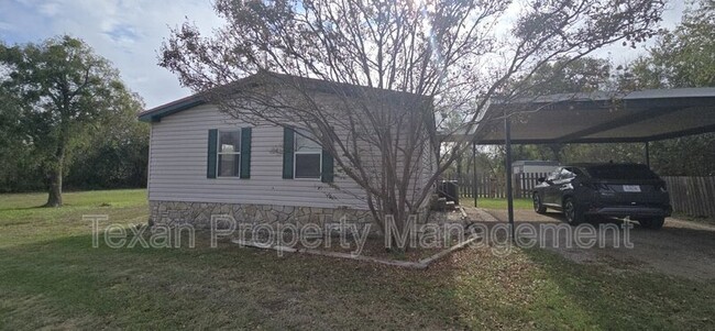 14421 State Hwy 171 in Cresson, TX - Building Photo - Building Photo