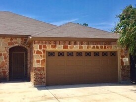 933 Brown Rock Dr in New Braunfels, TX - Building Photo