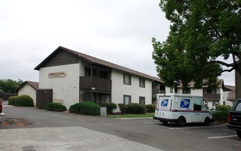 Chateau Caron in Rohnert Park, CA - Foto de edificio - Building Photo