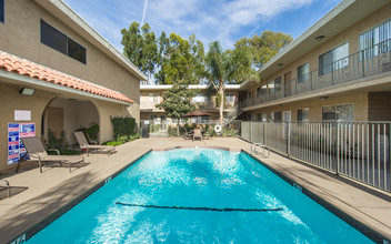 Reseda On The Park in Reseda, CA - Foto de edificio - Building Photo