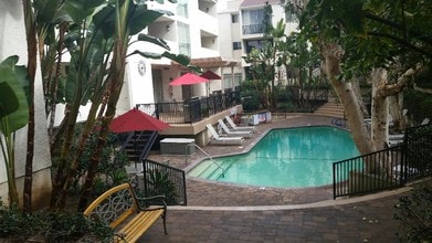 5325 Newcastle Ave, Unit Faye in Los Angeles, CA - Building Photo - Building Photo
